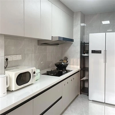 Lemari dapur melamin putih modern